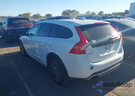 2018 Volvo V60 Cross Country T5 z USA, uszkodzony, nr VIN YV440MWK4J2059055